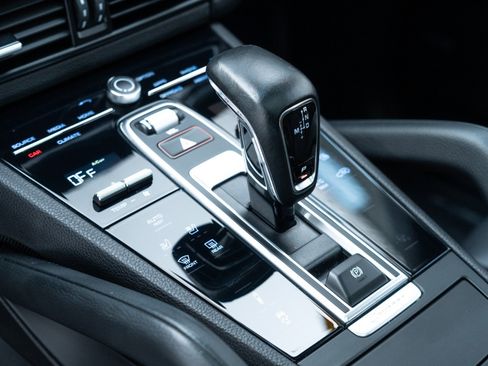 Used 2022 Porsche Cayenne Platinum Edition image 27