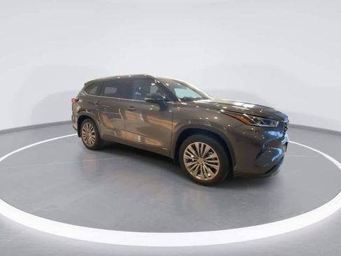 Used 2023 Toyota Highlander Platinum AWD/4WD image 2
