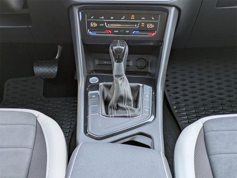 Certified 2025 Volkswagen Taos SE w/ Black Wheel Package image 22