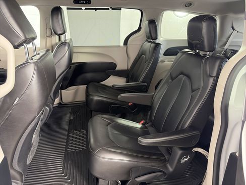 Used 2021 Chrysler Voyager Lxi image 7