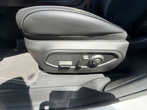 Used 2025 Jeep Grand Cherokee Altitude RWD image 14