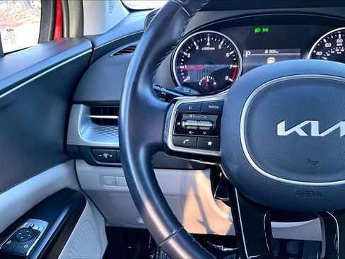 Used 2024 Kia Carnival LX image 21