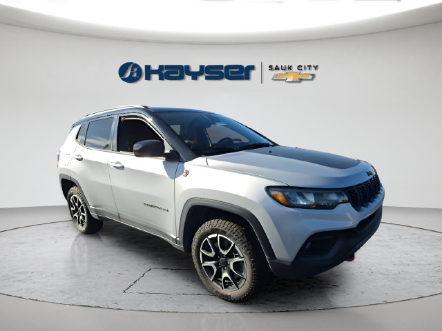 Used 2025 Jeep Compass Trailhawk AWD/4WD image 2