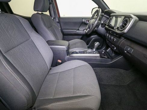 Used 2017 Toyota Tacoma TRD Sport image 19