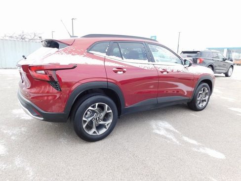 Used 2025 Chevrolet Trax LT image 3