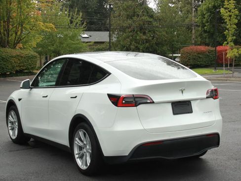 Used 2021 Tesla Model Y Long Range AWD/4WD image 5