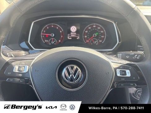 Used 2020 Volkswagen Jetta SE image 2