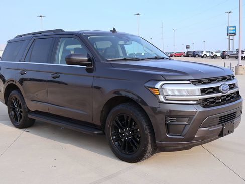 Used 2024 Ford Expedition XLT RWD image 4