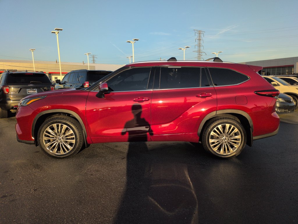 Used 2023 Toyota Highlander Platinum FWD image 2