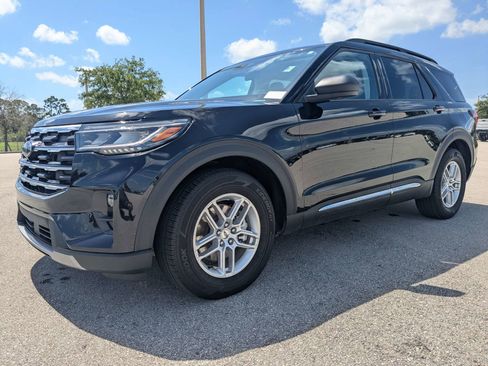 Used 2025 Ford Explorer Active w/ Active Comfort Package RWD image 9
