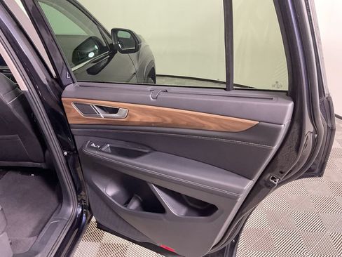 Used 2025 Volkswagen Atlas SE AWD/4WD image 15