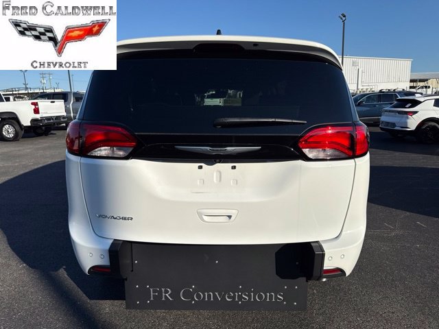 Used 2025 Chrysler Voyager LX FWD image 5