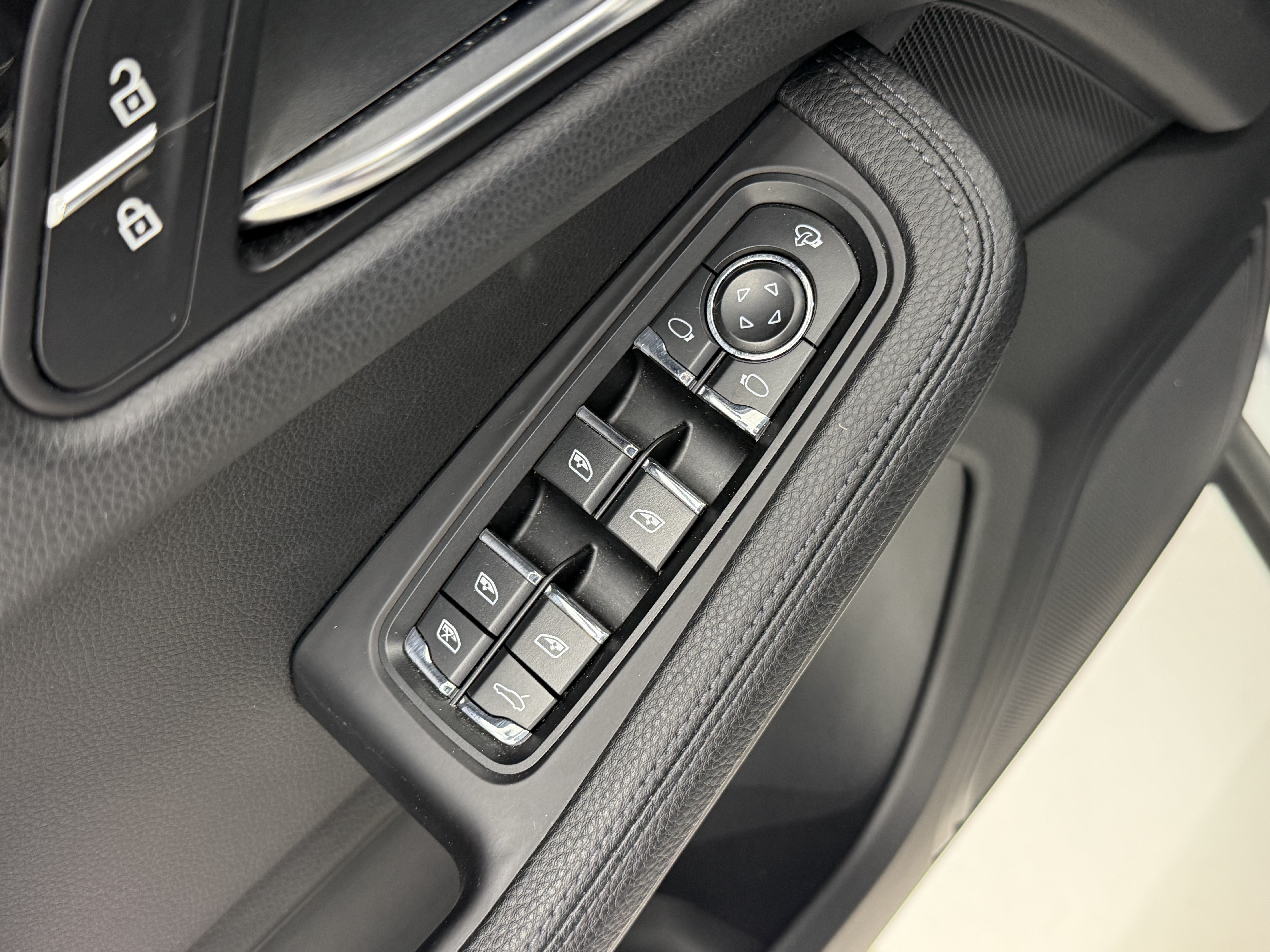 Used 2022 Porsche Macan AWD/4WD image 27