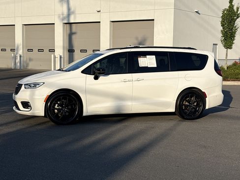 Certified 2024 Chrysler Pacifica Limited w/ S Appearance Package FWD image 5
