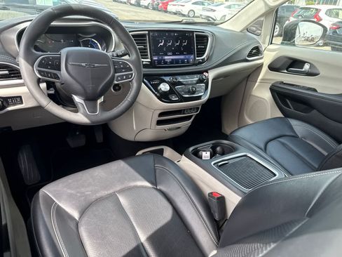 Used 2024 Chrysler Pacifica Limited FWD image 24