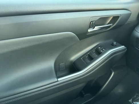 Certified 2022 Toyota Highlander XLE image 37