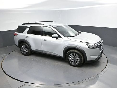 Used 2024 Nissan Pathfinder SV FWD image 24