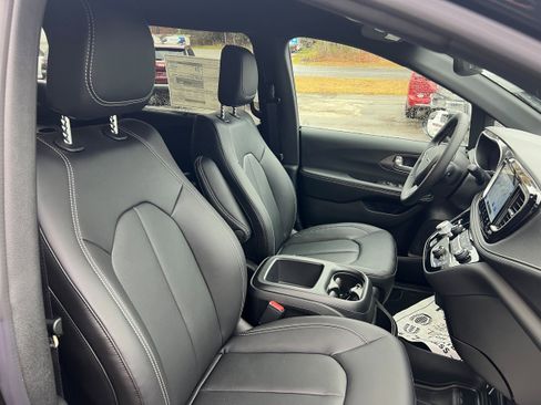 New 2026 Chrysler Pacifica Select image 18