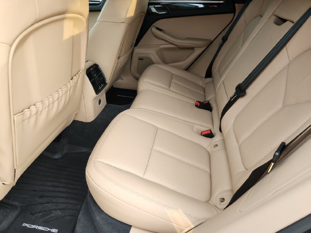 Used 2025 Porsche Macan AWD/4WD image 30