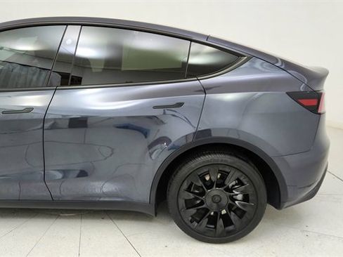 Used 2025 Tesla Model Y Long Range image 11