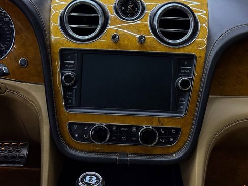 Used 2017 Bentley Bentayga image 23