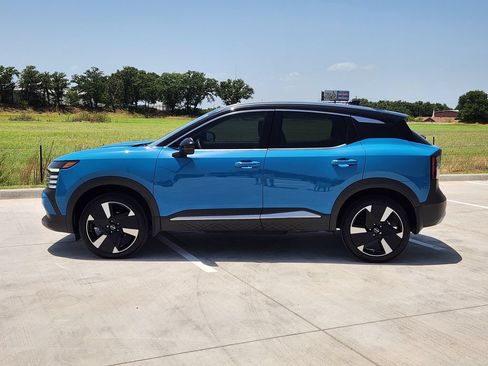 Used 2025 Nissan Kicks SR FWD image 3