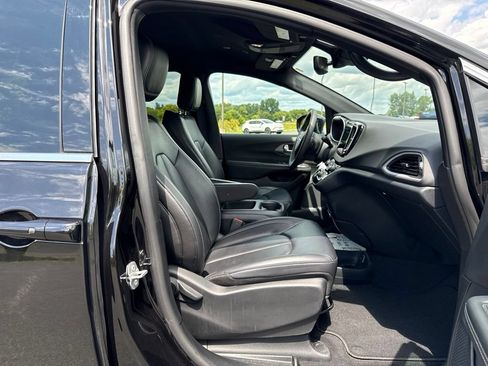 Used 2025 Chrysler Pacifica Select FWD image 11