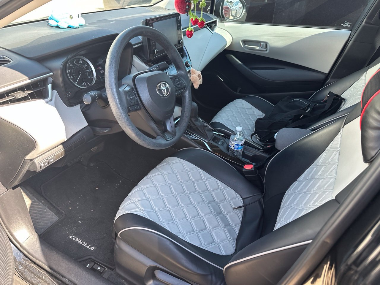 Used 2022 Toyota Corolla LE FWD image 3