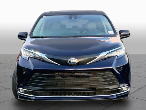 Used 2023 Toyota Sienna XLE w/ Protection Package (TMS) FWD image 4