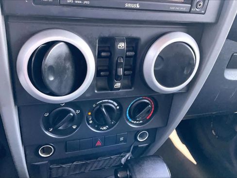 Used 2010 Jeep Wrangler Unlimited Sahara image 33