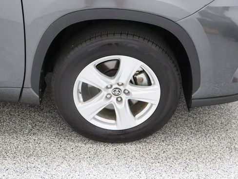 Used 2025 Toyota Highlander LE image 5