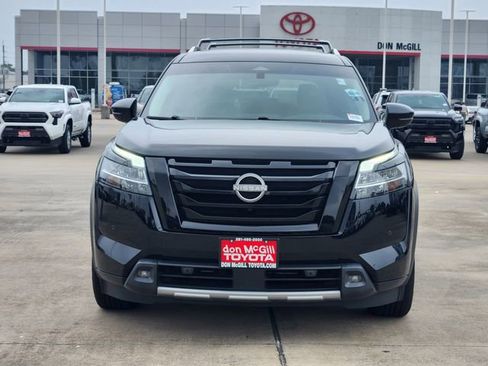 Used 2023 Nissan Pathfinder SL AWD/4WD image 2