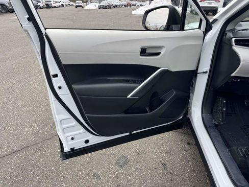 Used 2024 Toyota Corolla Cross L image 19