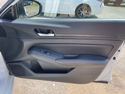 Used 2025 Nissan Altima 2.5 SV FWD image 13