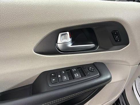 Used 2024 Chrysler Pacifica Touring-L image 30