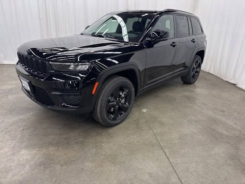 New 2025 Jeep Grand Cherokee Altitude image 3