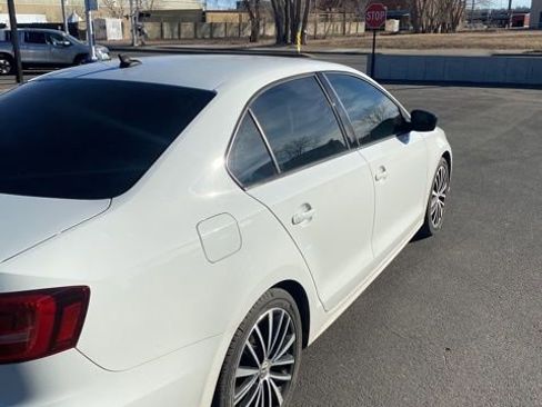 Used 2015 Volkswagen Jetta Sport image 4