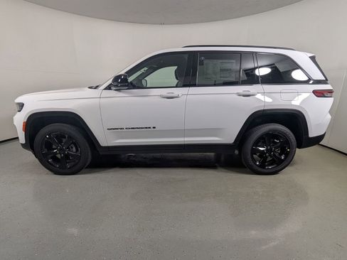 New 2025 Jeep Grand Cherokee Altitude image 4