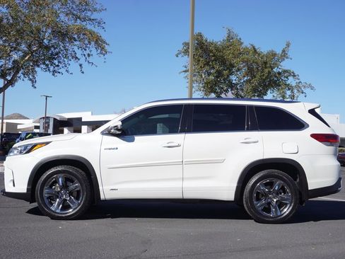 Used 2019 Toyota Highlander Limited Platinum image 2