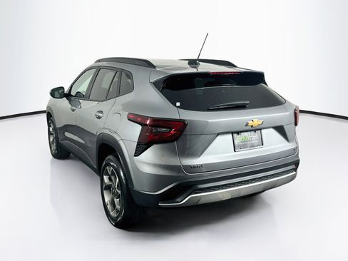 Used 2025 Chevrolet Trax LT FWD image 5