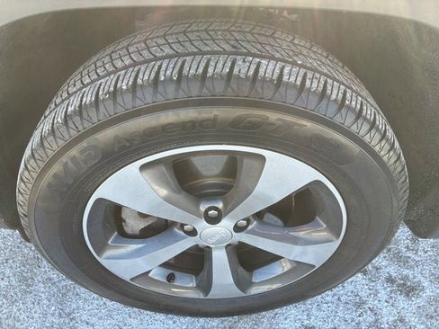 Used 2019 Jeep Cherokee Limited image 6