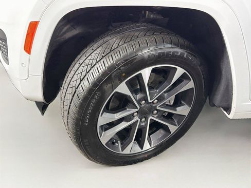 Used 2023 Jeep Grand Cherokee L Overland w/ Luxury Tech Group IV AWD/4WD image 38