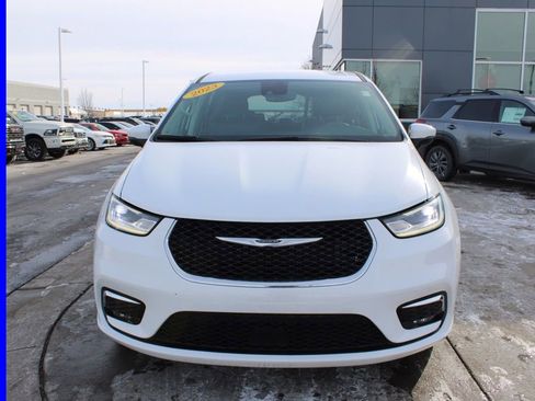 Used 2023 Chrysler Pacifica Touring-L image 2