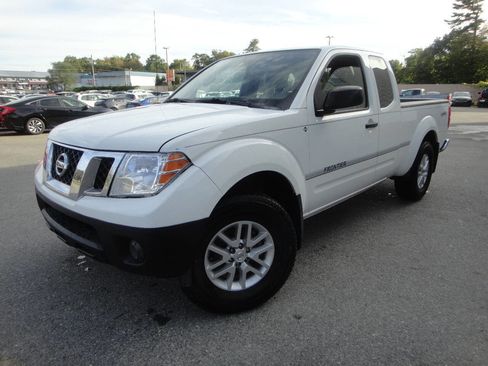 Used 2020 Nissan Frontier SV image 1