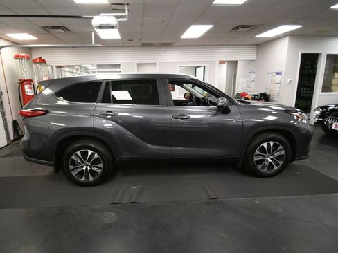 Used 2023 Toyota Highlander XLE AWD/4WD image 16