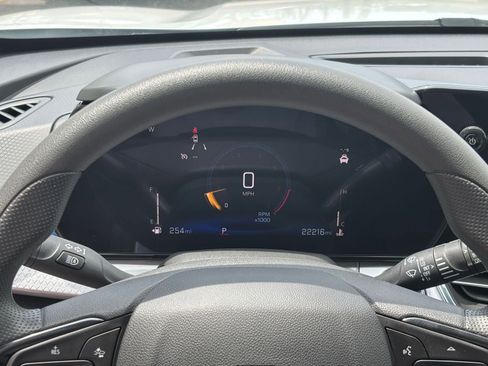 Used 2025 Chevrolet Trax LT FWD image 39