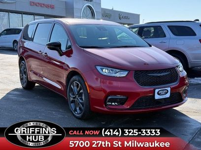 Used 2026 Chrysler Pacifica Select