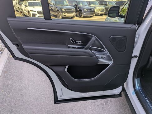 Used 2025 Land Rover Range Rover Long Wheelbase SE image 28