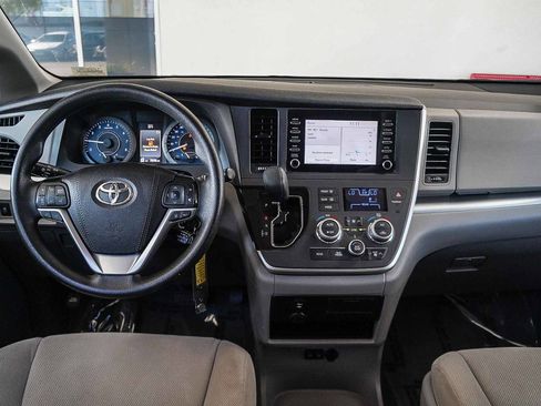Used 2020 Toyota Sienna L image 12