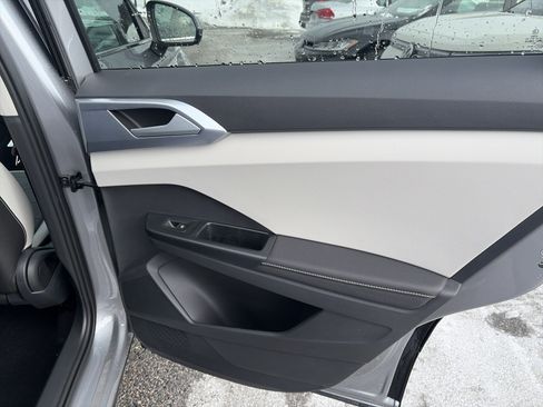 New 2026 Volkswagen Taos SE image 18